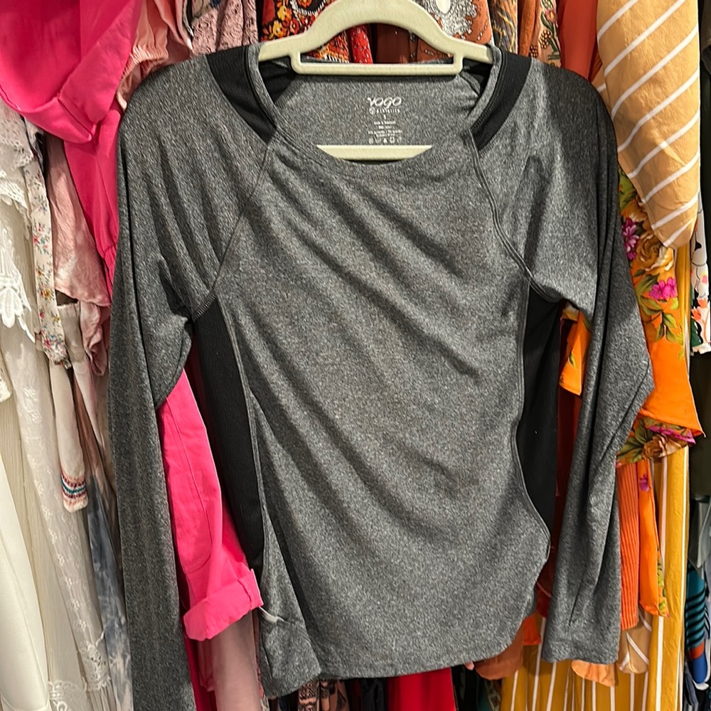 VOGO ATHLETICA yoga long sleeve grey with black shirt. Size small